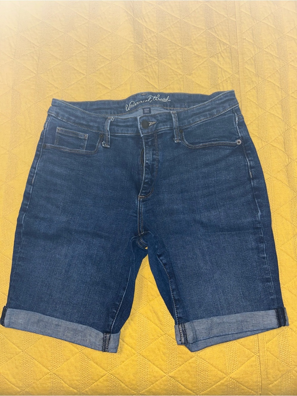 Women’s Universal Thread denim shorts, size 10/30R.